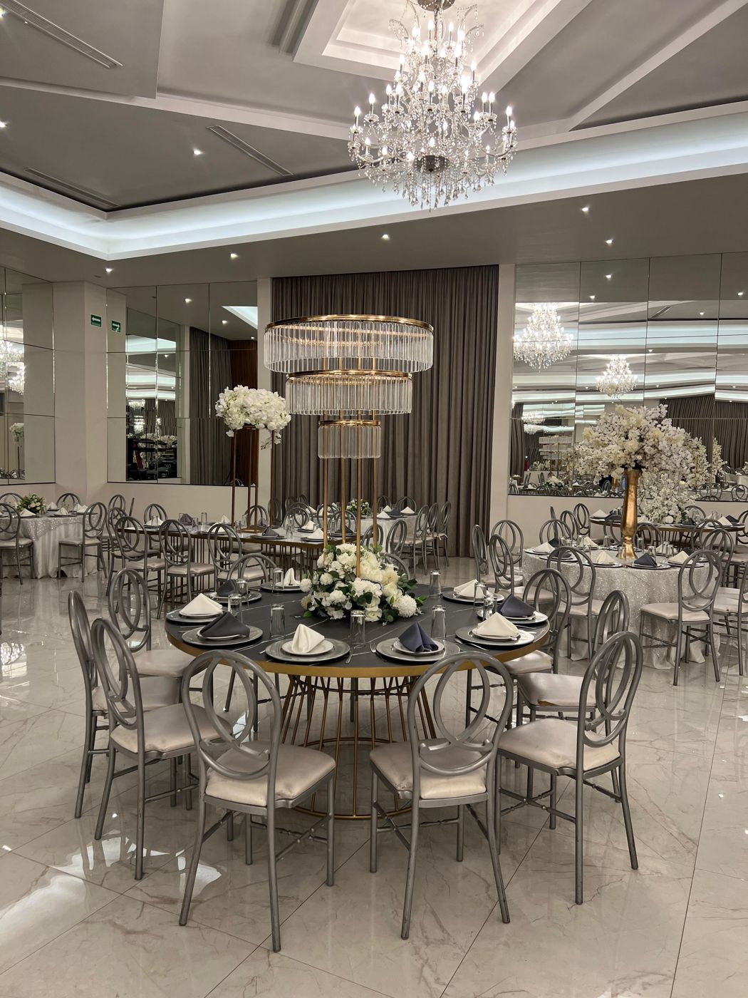 Mesa preparada para una celebración en el Salón El Continental
