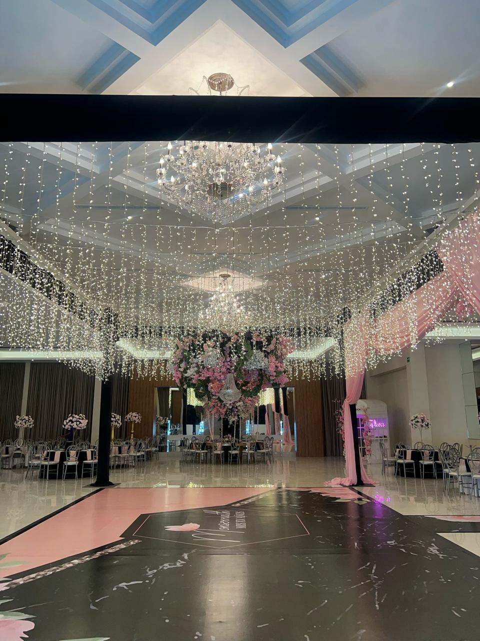 Acceso iluminado para una celebración en Grupo Continental