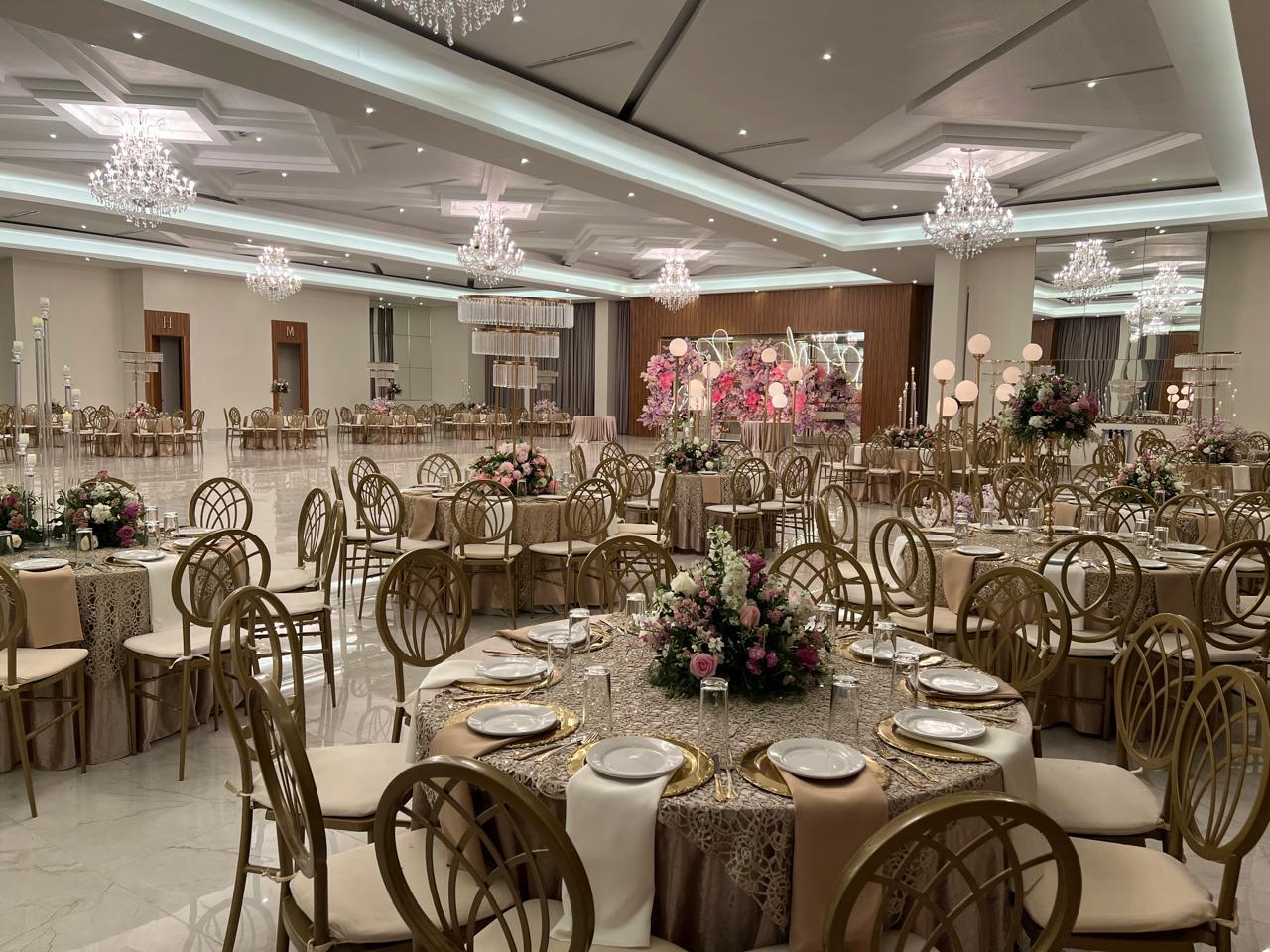 Montaje de mesas para una celebración en el Salón El Continental