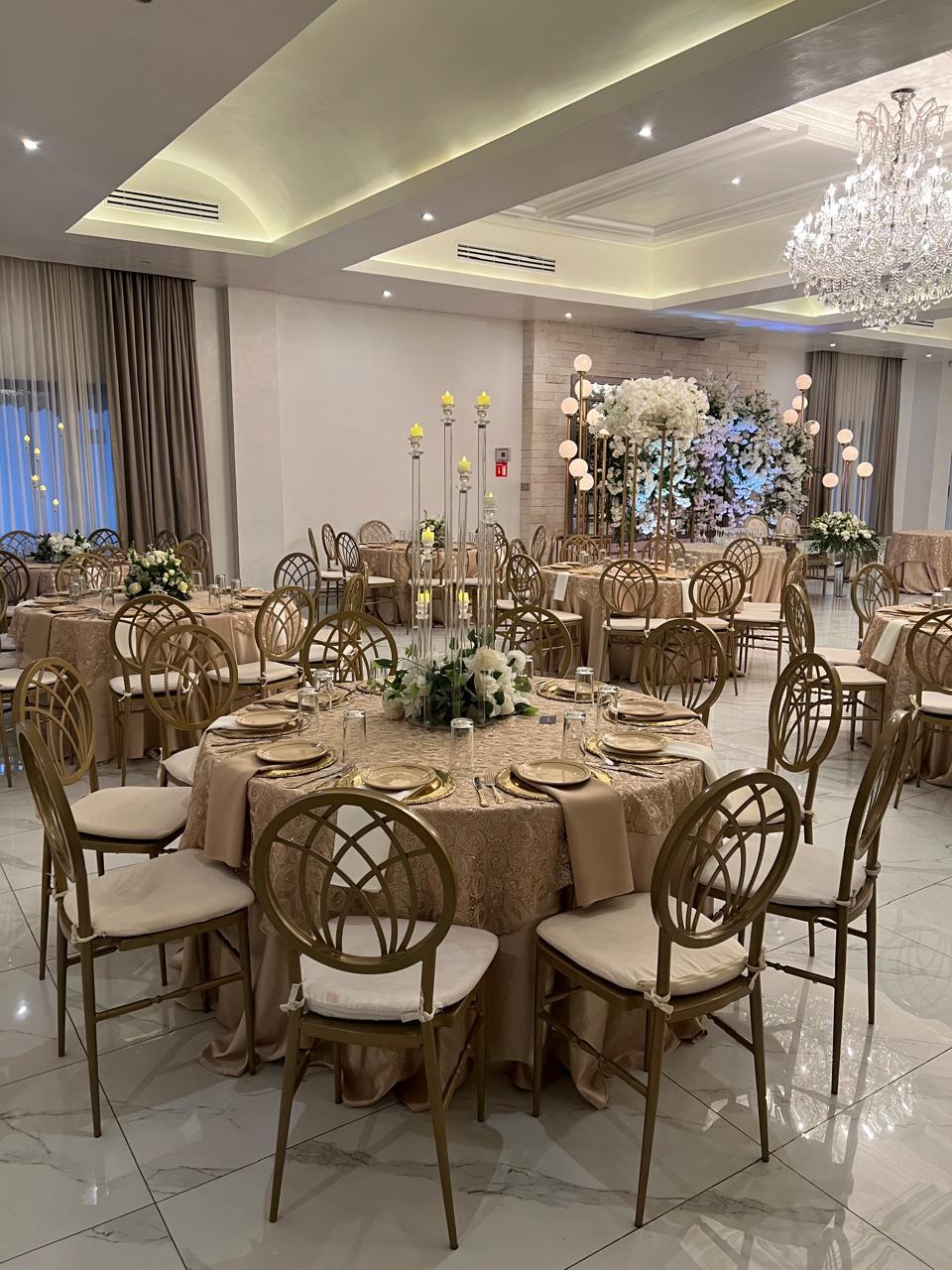 Mesa con arreglo floral en el Salón Flamingos