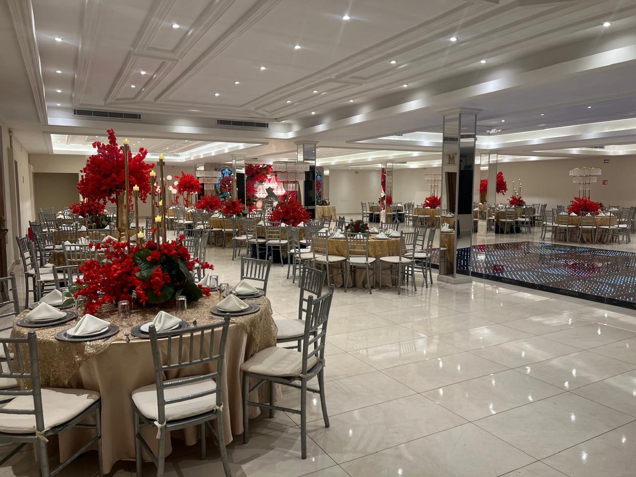 Montaje con centros de mesa rojos en el Salón Paris