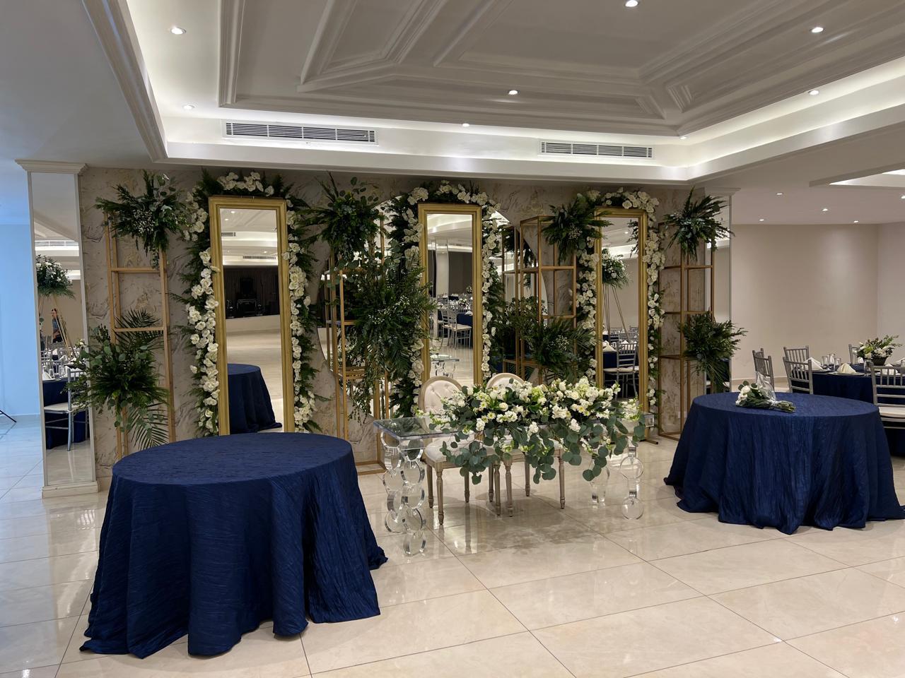 Área de recepción con mesas altas en el Salón Paris