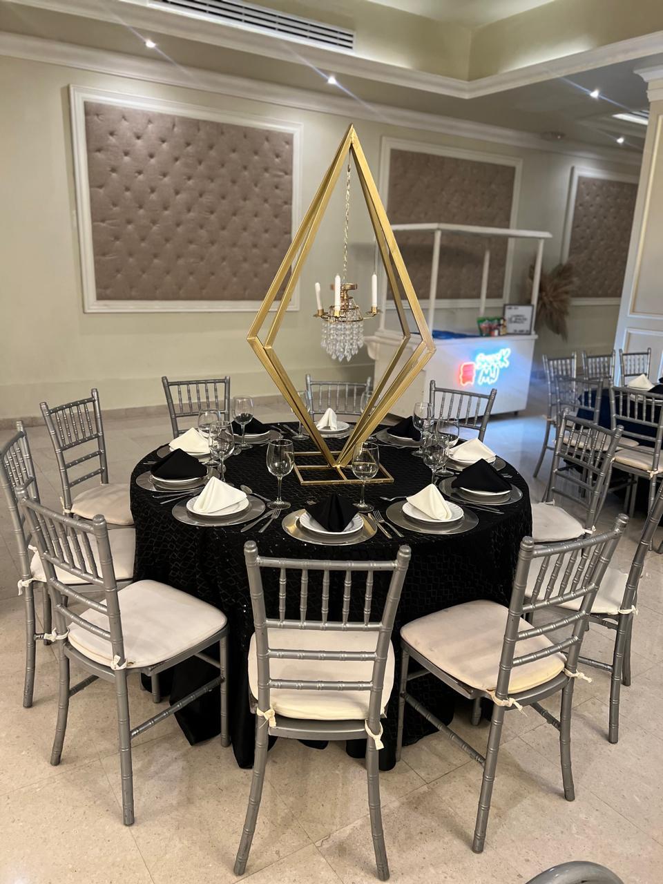 Mesa con mantelería oscura en el Salón Venecia