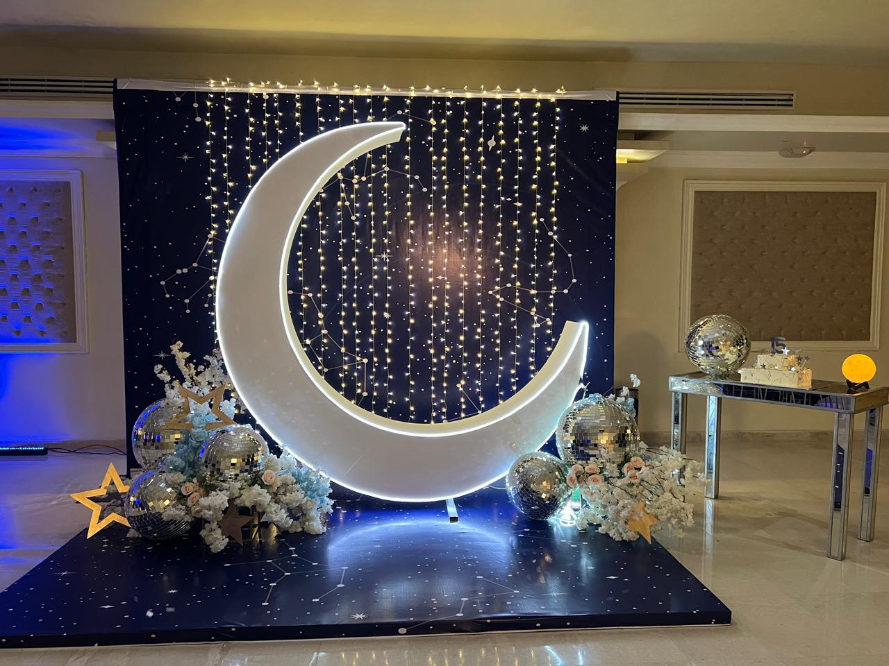 Escenografía de luna iluminada para personalizar una celebración